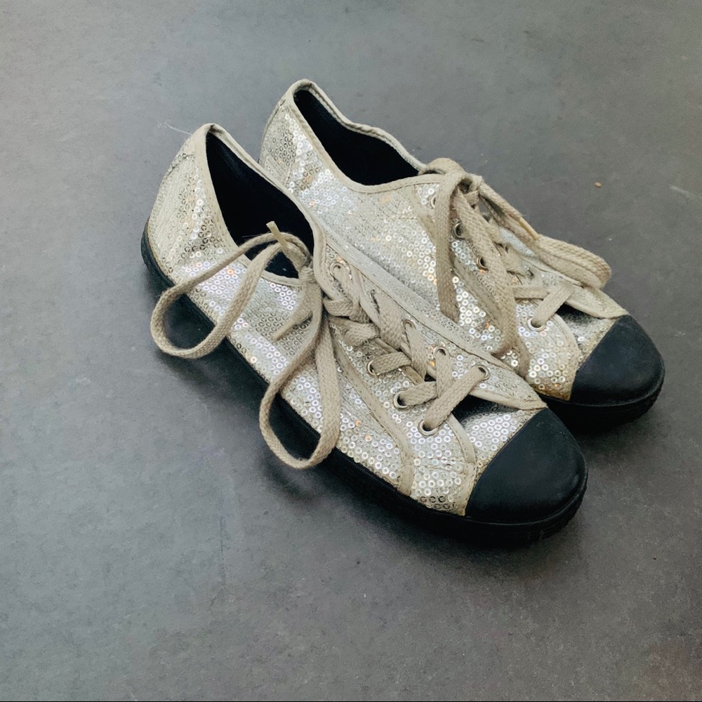 Soarkle Flat Shoes/Sneakers. Silver. Size 7
